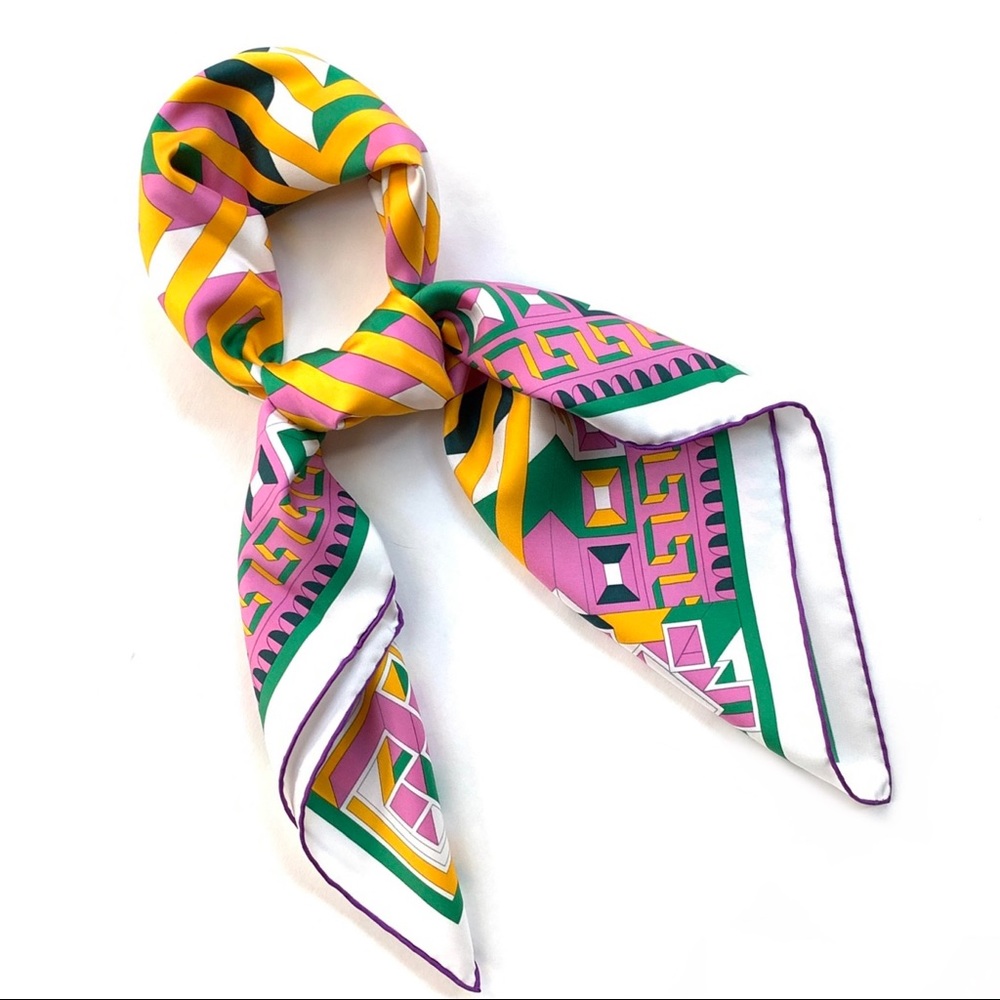 ❌SOLD❌Hermès Silk Scarf - Picture 2 of 7